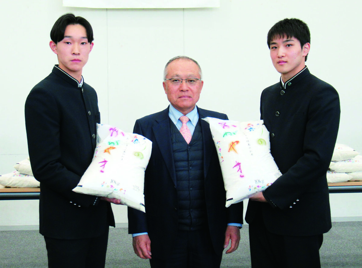JAふかや正智深谷男子バスケ・バレー部に米贈呈 | 埼玉新聞社 高校