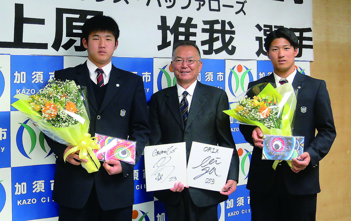 花咲徳栄高校のドラフト指名 石塚、上原が加須市長を表敬訪問 | 埼玉